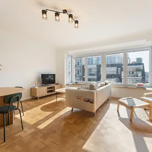 https://zonnig-ruim-appartement-op-a-locatie.hotelsghent.com